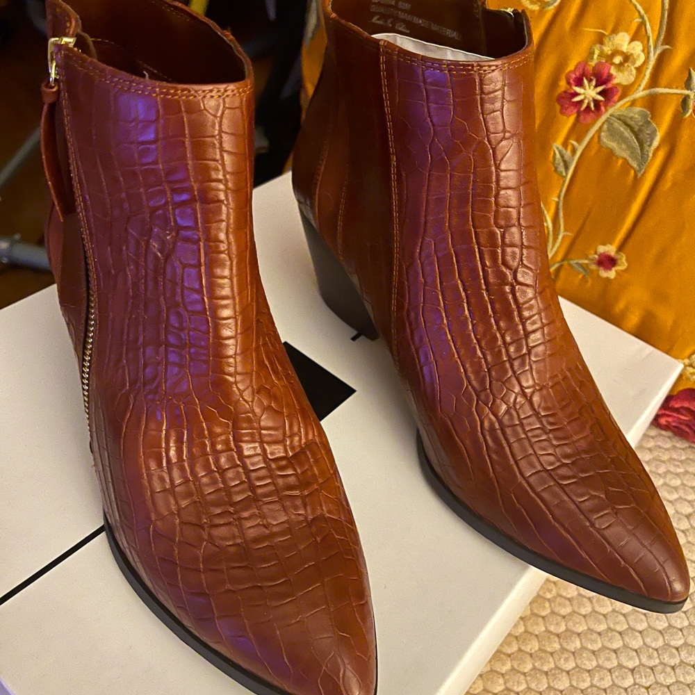DOLCE VITA EVEREST II 8.5 tan croco booties NWOT